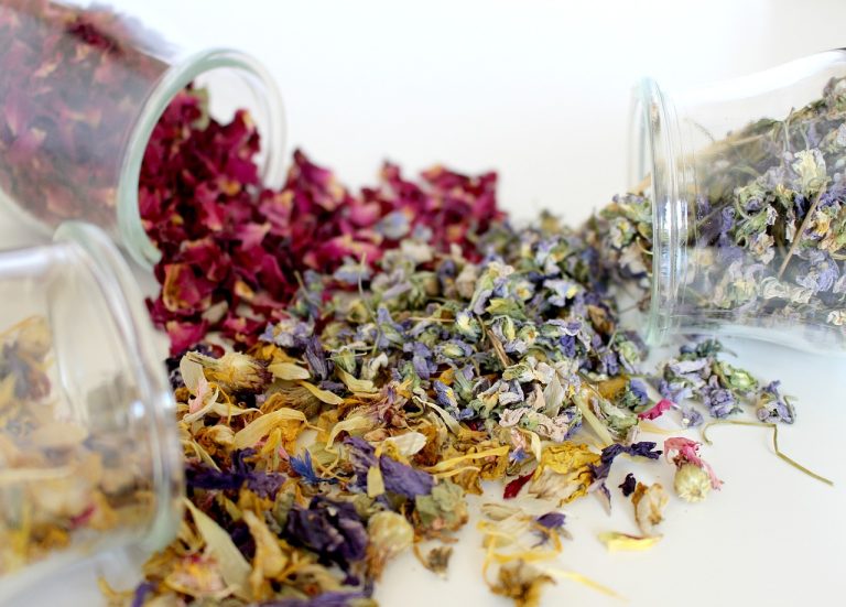 A Step-by-Step Guide to Creating Fragrant Homemade Potpourri with Garden Flowers